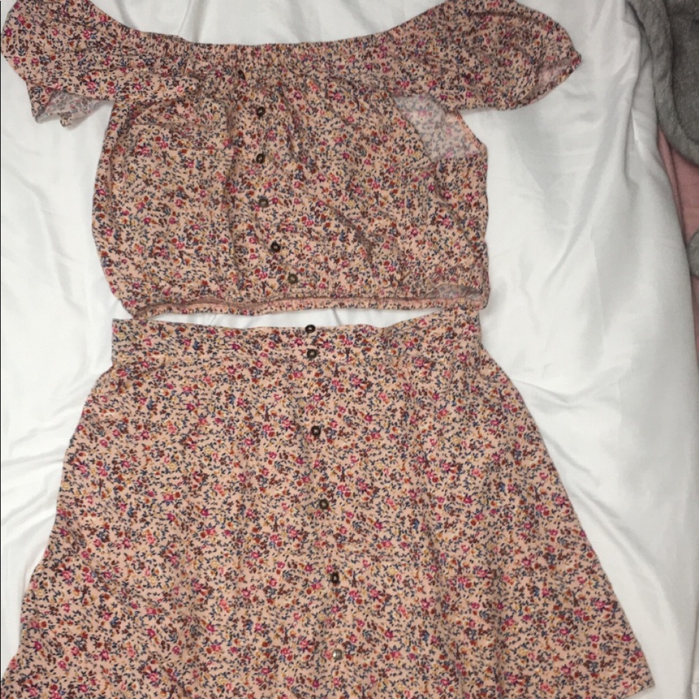 2 piece set. Mini skirt, off the shoulder top